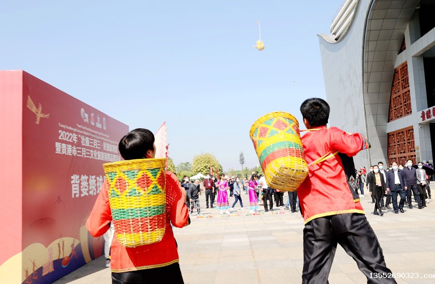 背篓投绣球。张庆杰摄