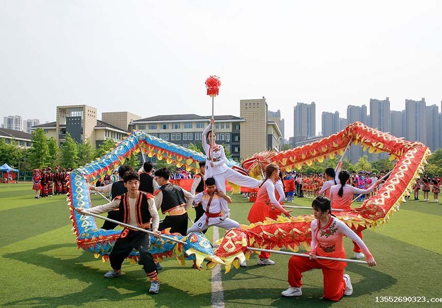 舞龙表演《壮乡迎客来》 。