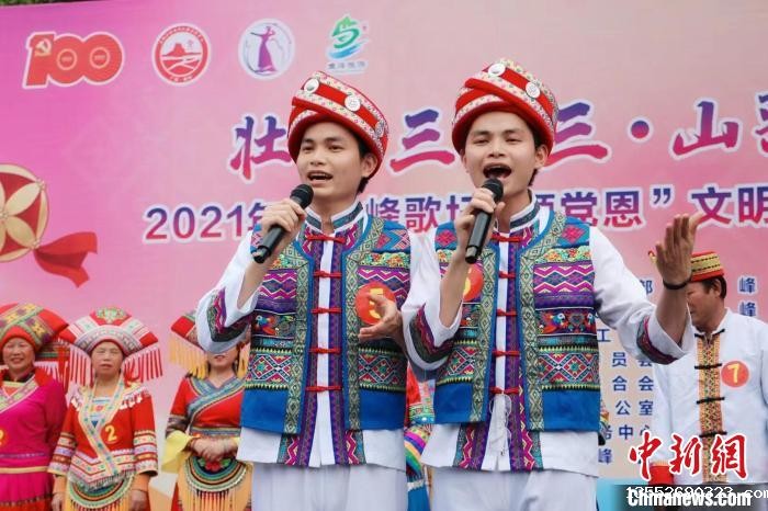 图为双胞胎兄弟唱山歌。 受访者提供