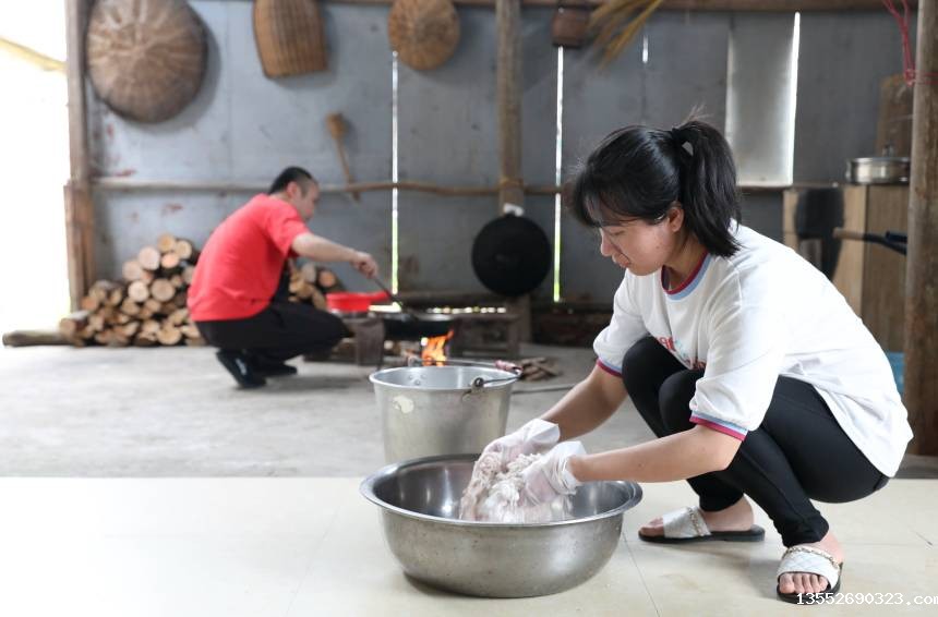 一名妇女在和面。三江侗族自治县融媒体中心供图