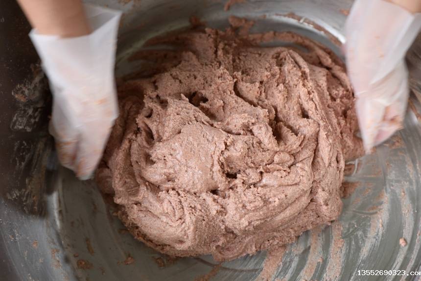 揉面团。三江侗族自治县融媒体中心供图