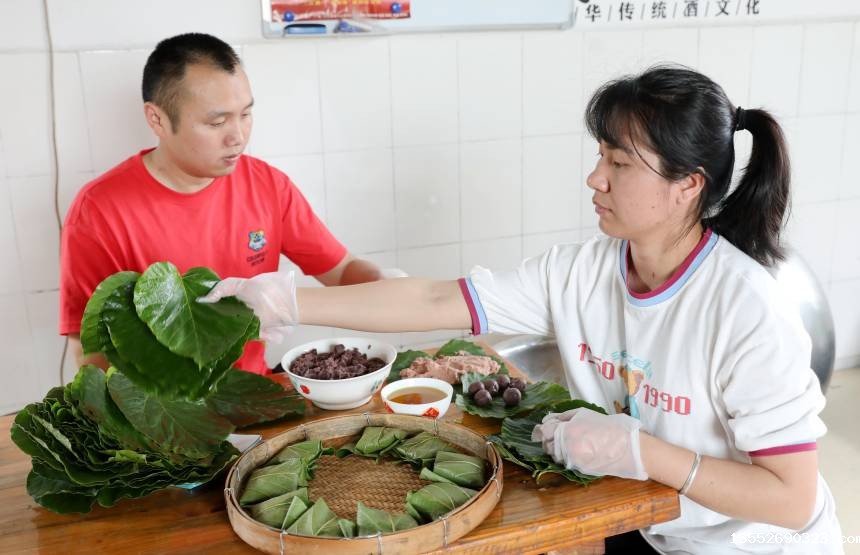 两名村民在包“桐叶粑”。三江侗族自治县融媒体中心供图