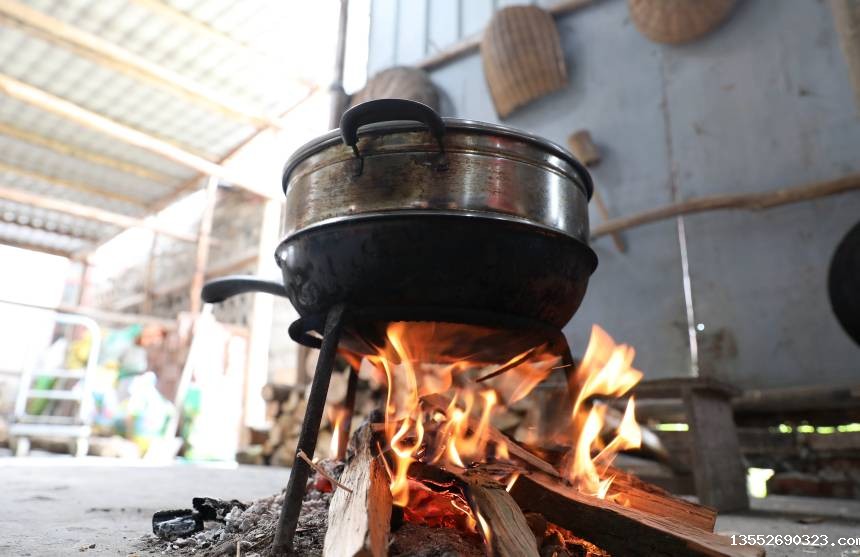 蒸“桐叶粑”。三江侗族自治县融媒体中心供图