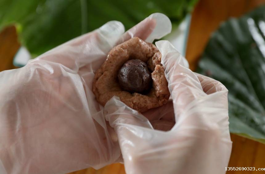 制作“桐叶粑”。三江侗族自治县融媒体中心供图