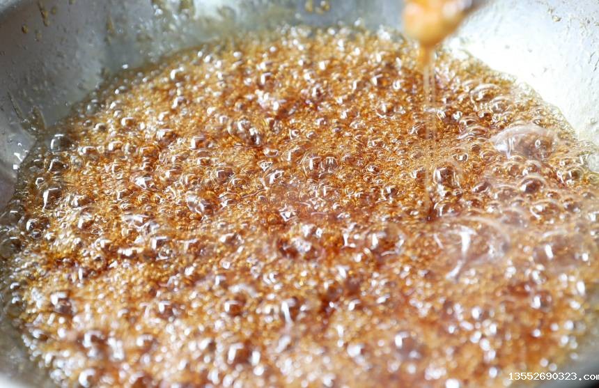 熬制糖水。三江侗族自治县融媒体中心供图