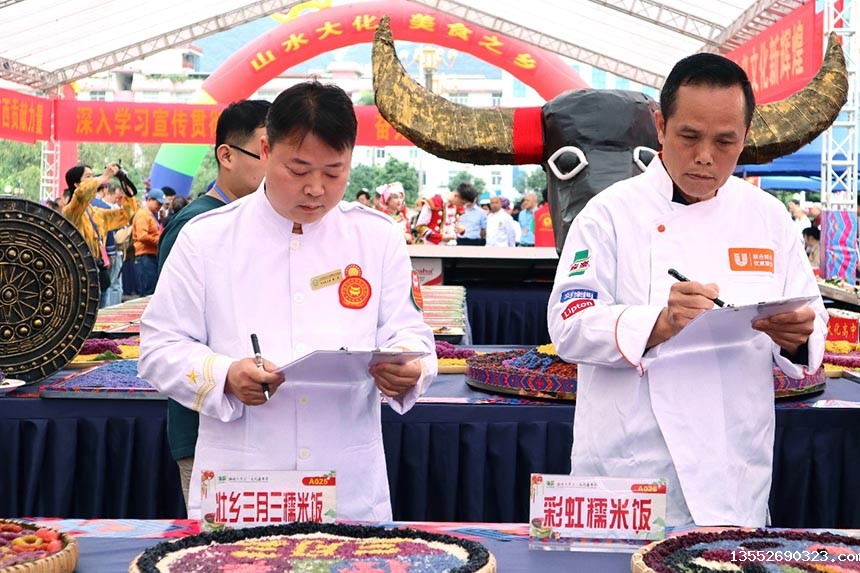 评委正在给参赛作品打分。谢倩摄