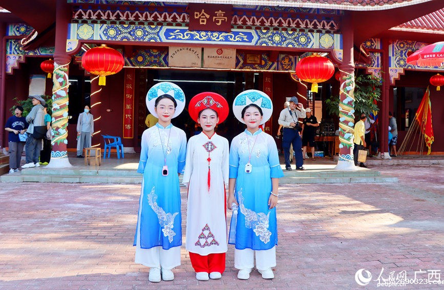 身着京族服装的京族少女们。 (2)