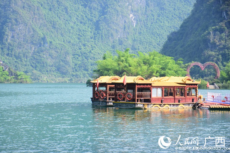 浩坤湖景区内,游客们可搭乘造型独特的游船阅览浩坤湖美景。人民网 王功孝摄