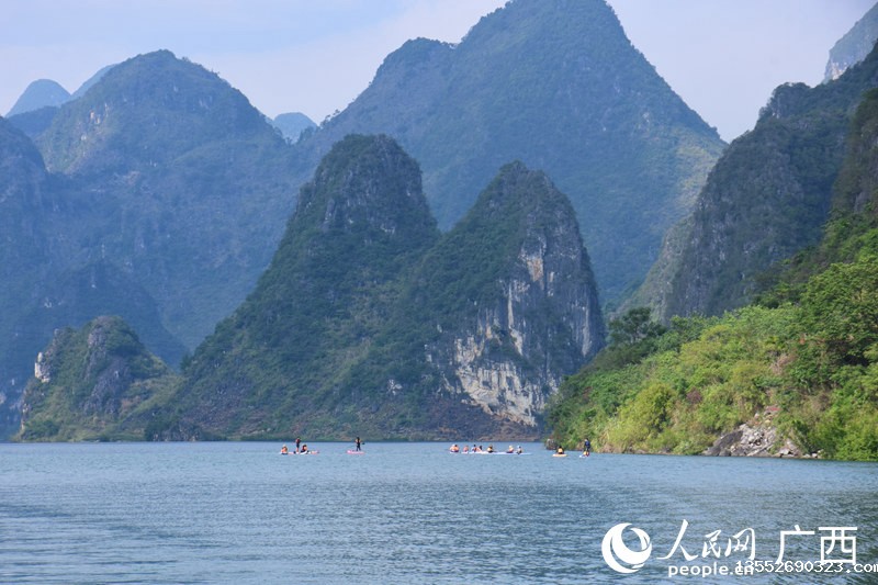 桨板爱好者们湖中游玩。人民网 王功孝摄