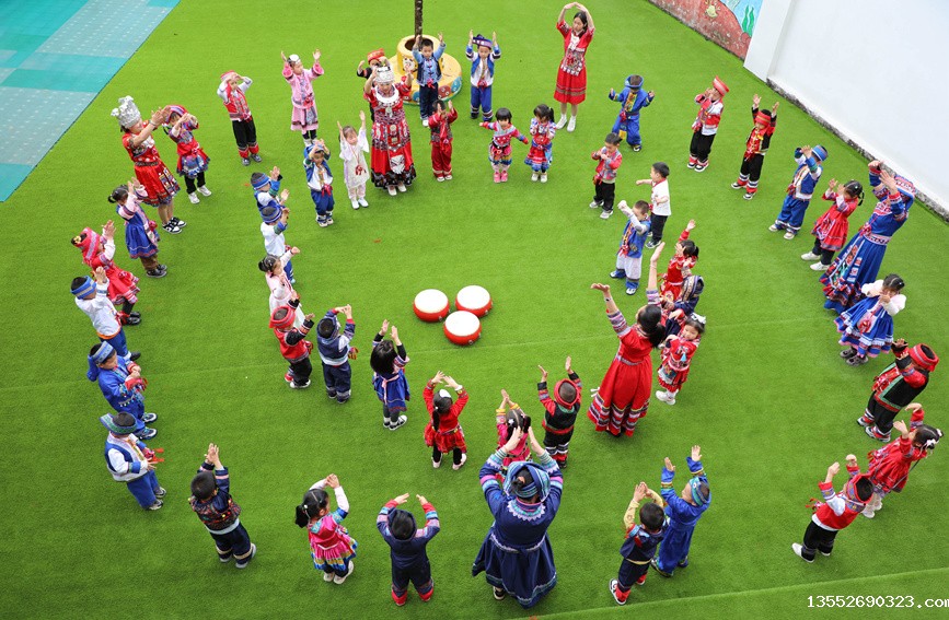 孩子们跳圆圈舞。阳海翔摄