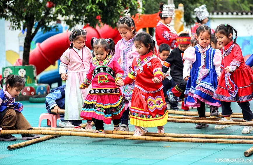 孩子们身着盛装跳竹竿舞。阳海翔摄