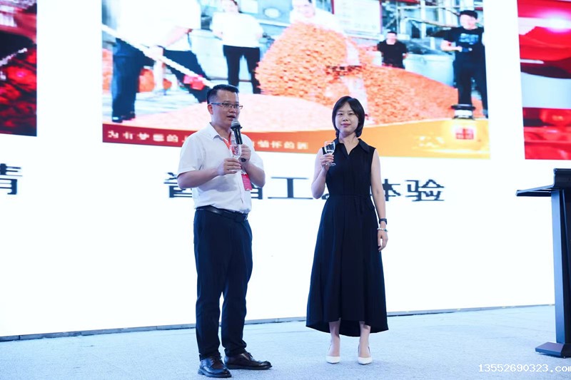 1715848476775418.jpg 25爱心民族企业广西燕子商贸有限公司代邀请交流大会总负责人王祖能上台用波波匠酒老坛私藏酒向嘉宾致谢_副本.jpg