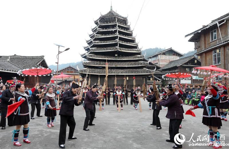 在三江侗族自治县林溪镇冠洞村冠大屯,侗族群众在表演芦笙踩堂。龚普康摄