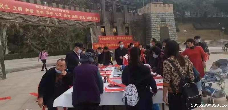 扭转全坤，牛气冲天，辖区书法家免费给居民写对联献爱心 贺新春