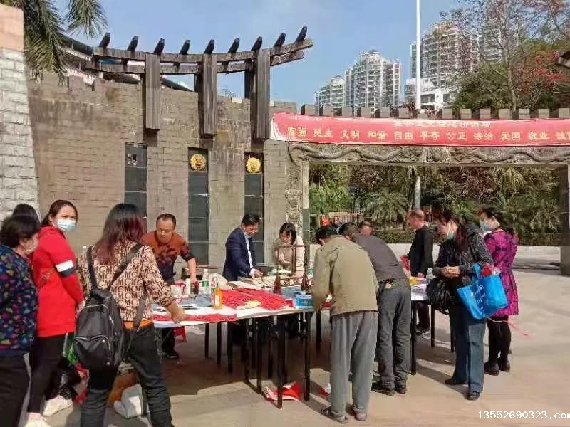 扭转全坤，牛气冲天，辖区书法家免费给居民写对联献爱心 贺新春