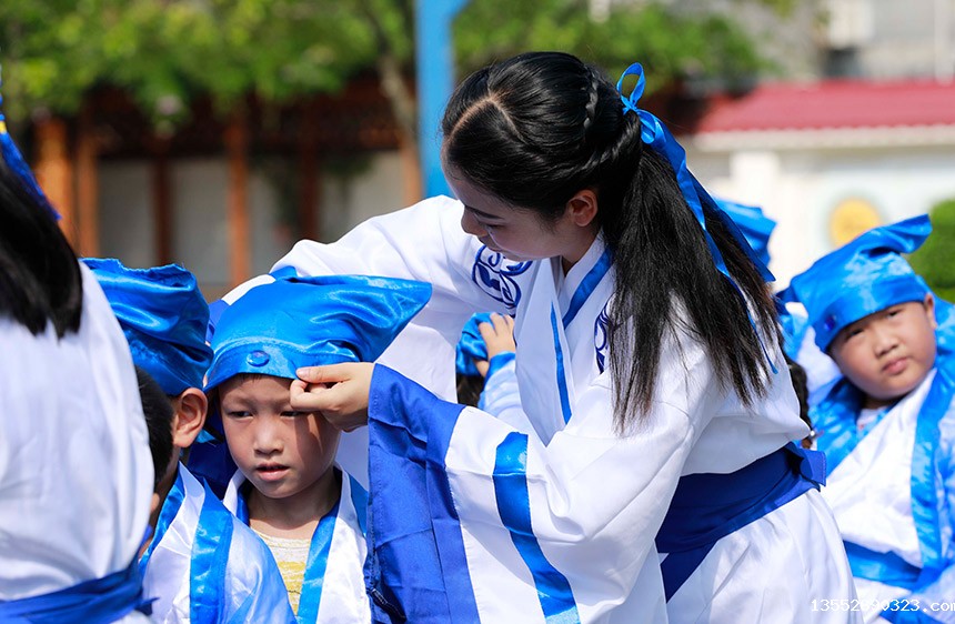 老师给新生整理衣冠。