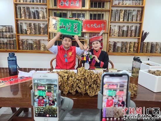 3月17日，金秀瑶族自治县融媒体中心志愿者主播进行公益直播，为姜农直播带货销售生姜。廖晨言  摄