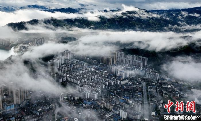 3月25日，无人机拍摄的三江侗族自治县县城平流雾美景。　吴练勋 摄