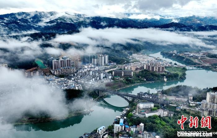 3月25日，无人机拍摄的三江侗族自治县县城平流雾美景。　吴练勋　摄