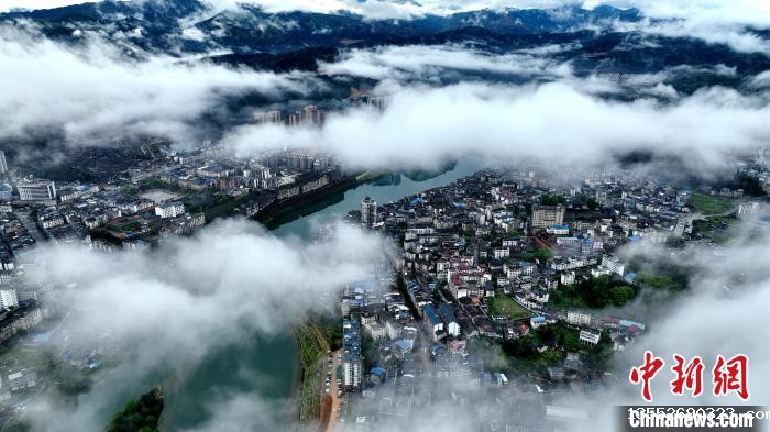 3月25日，无人机拍摄的三江侗族自治县县城平流雾美景。　吴练勋 摄