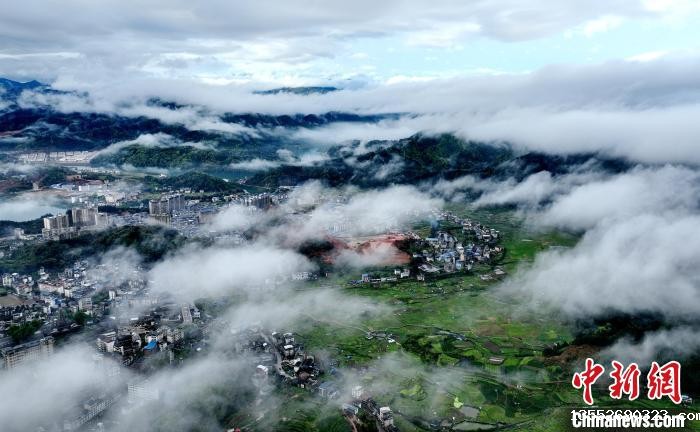 3月25日，无人机拍摄的三江侗族自治县县城平流雾美景。　吴练勋 摄