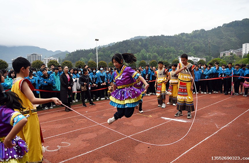 学生在参加跳绳比赛。