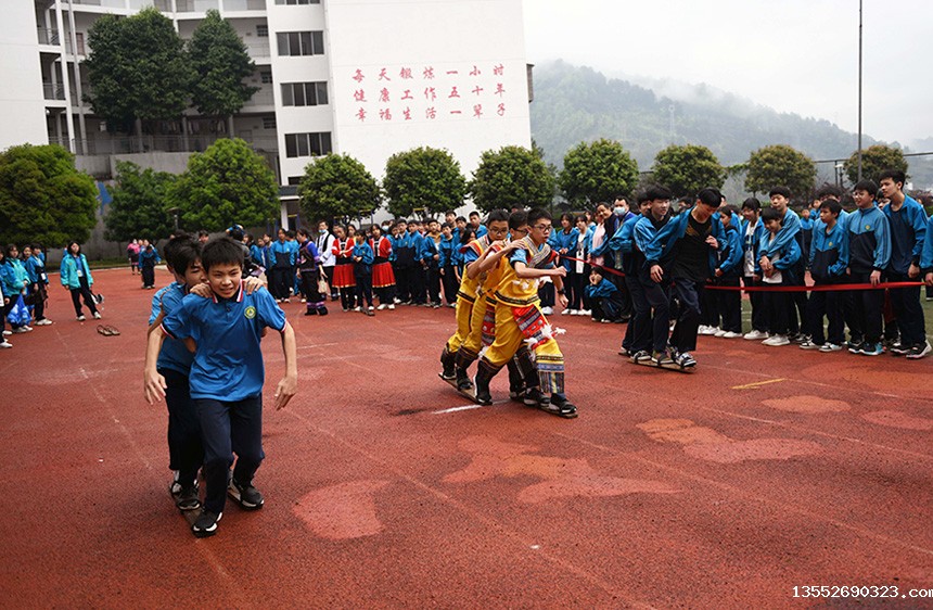 学生在参加三人板鞋竞走比赛。