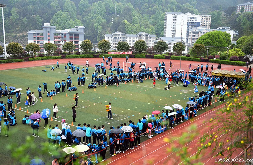 学生在参加背篓投绣球比赛。