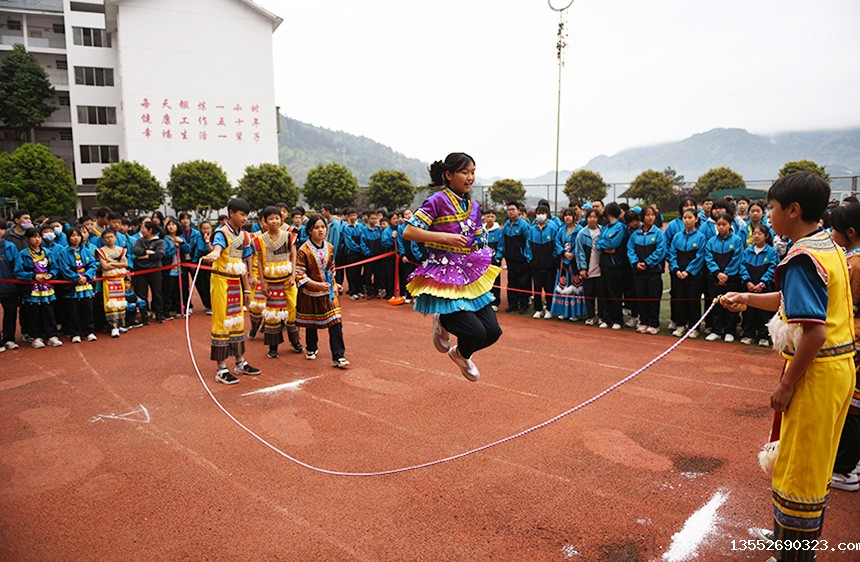 学生在参加跳绳比赛。