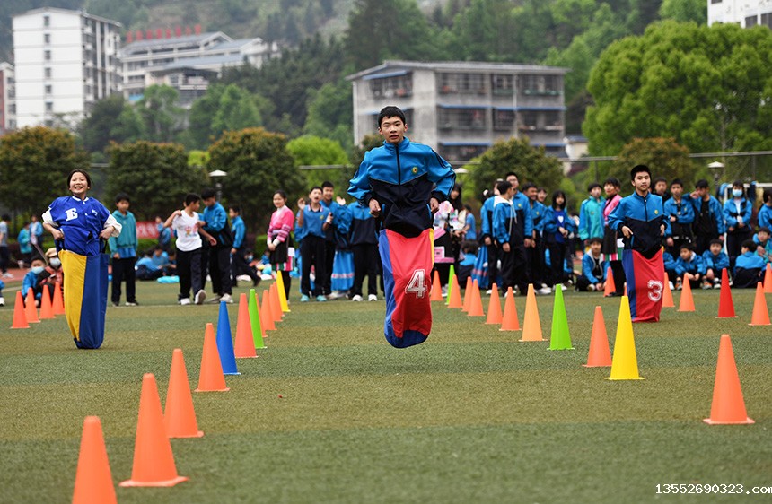 学生在参加袋鼠跳比赛。