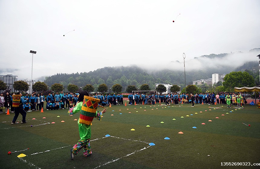 学生在参加背篓投绣球比赛。