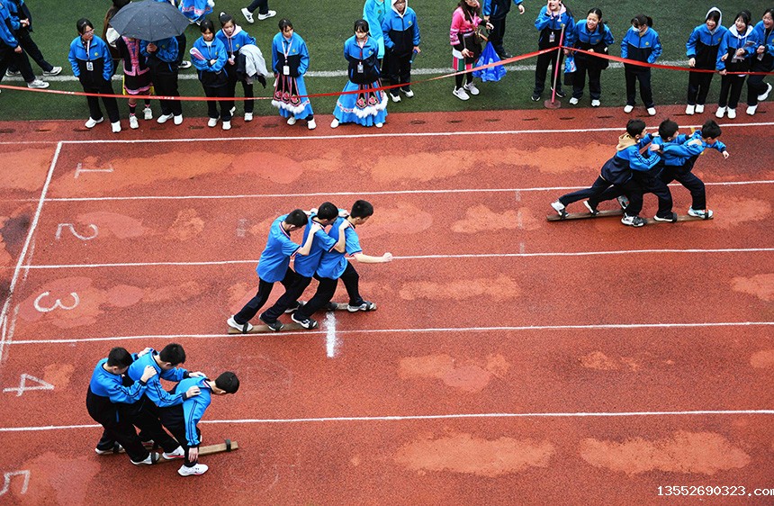学生在参加三人板鞋竞走比赛。