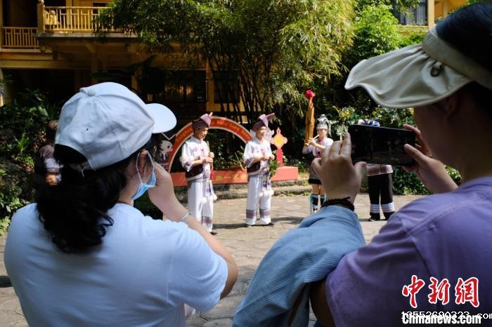 悠扬的乐曲吸引不少游人驻足围观。 刘俊聪 摄