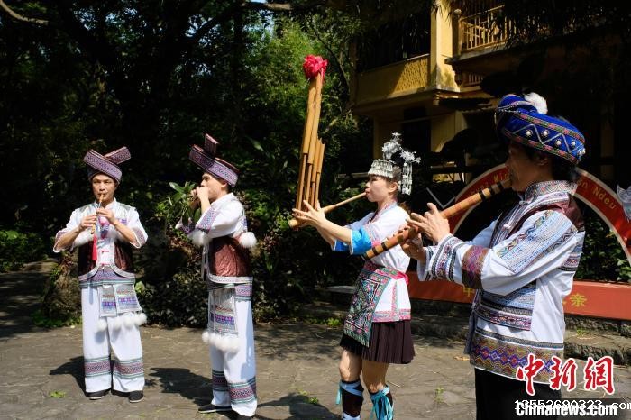 四名民族乐手正在演奏。 刘俊聪 摄