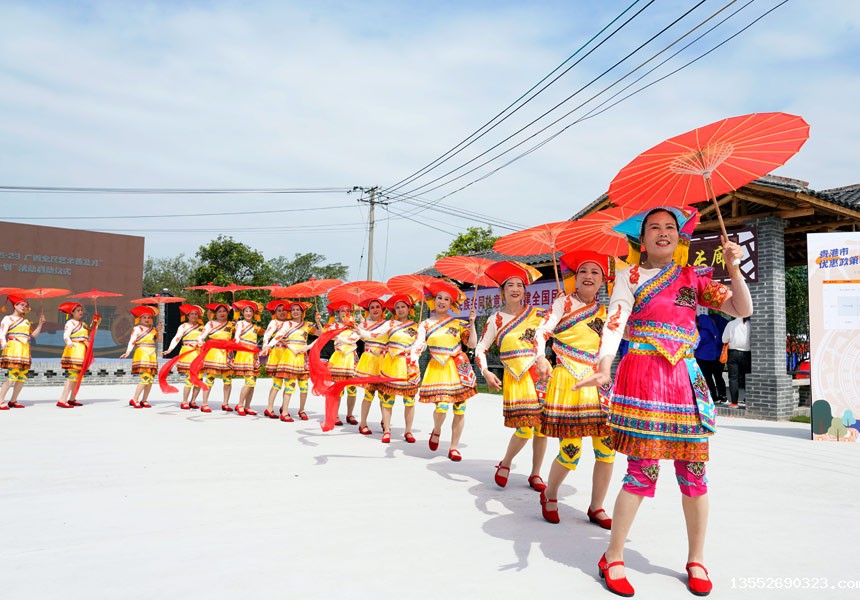 群众身着民族服装。港北区委宣传部供图