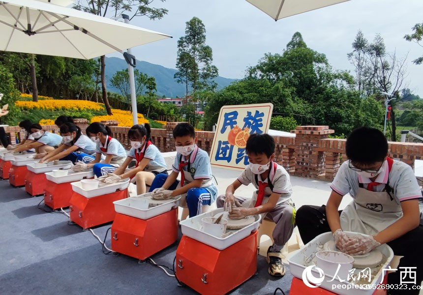 学生们正在学习陶艺。人民网 记者王勇摄