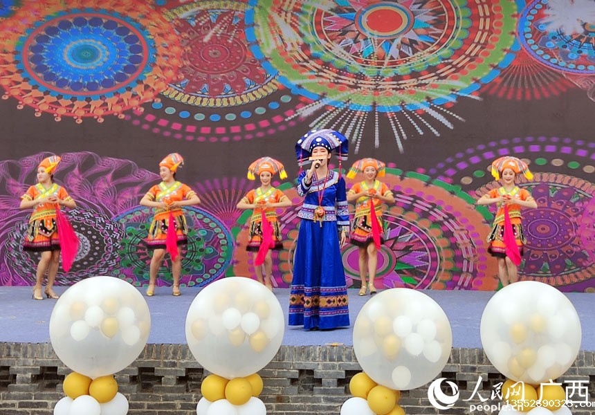 文艺表演现场。人民网 记者王勇摄