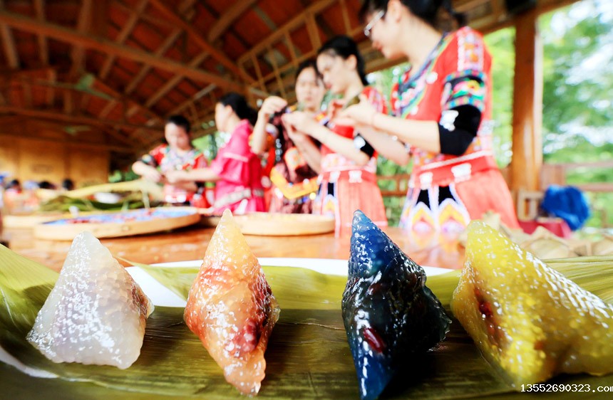 壮族群众正在包五彩粽子。