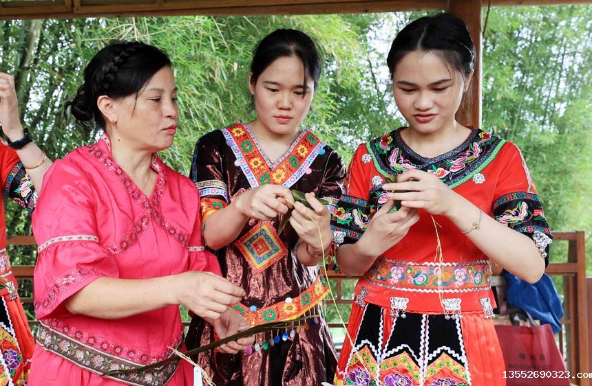 壮族姑娘正在学习包五彩粽子。