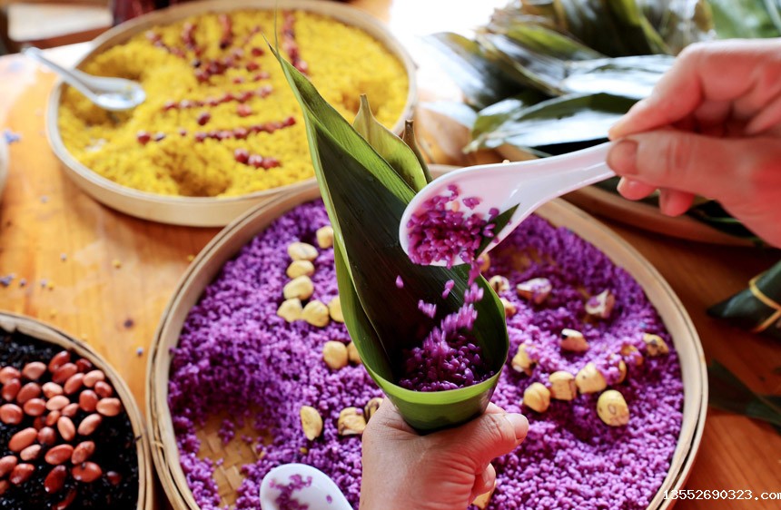 五彩粽子香软可口,深受喜爱。