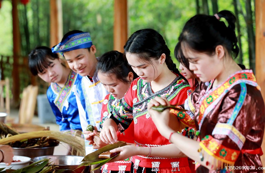 壮族青少年正在学习包粽子。