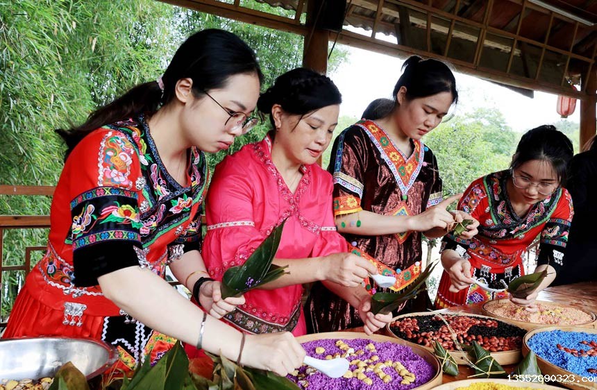 壮族群众正在包五彩粽子。
