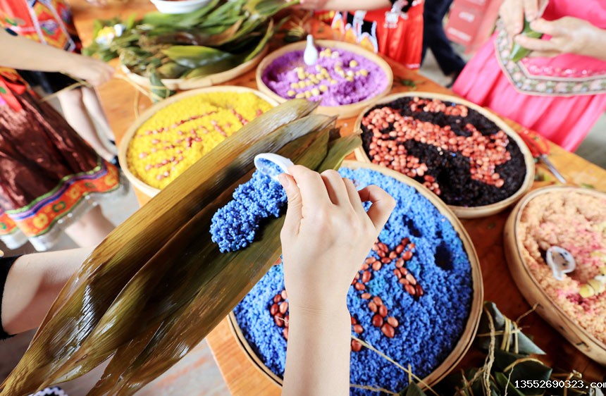 壮族群众包五彩粽子迎端午。