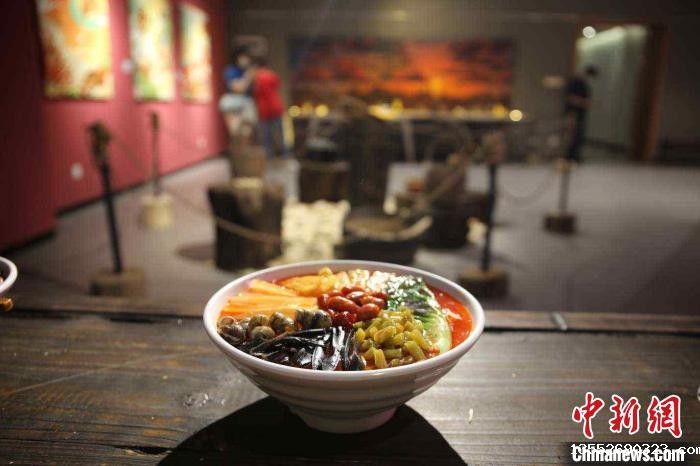 集市中展出的形象逼真的螺蛳粉模型。 蒙鸣明 摄 集市中展出的形象逼真的螺蛳粉模型。 蒙鸣明 摄