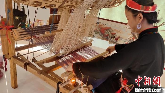 图为“织女”们用竹笼机织壮锦。 张广权 摄 图为“织女”们用竹笼机织壮锦。 张广权 摄