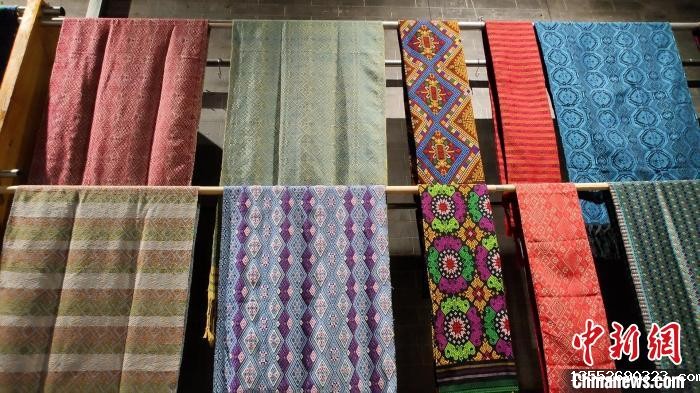 图为壮锦。 张广权 摄 图为壮锦。 张广权 摄