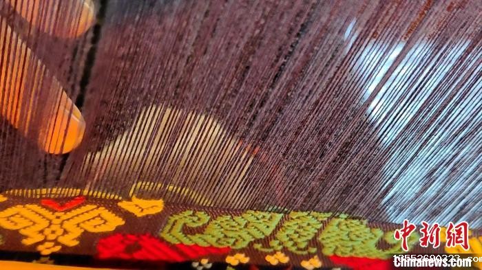 图为“织女”们用竹笼机织壮锦。 张广权 摄 图为“织女”们用竹笼机织壮锦。 张广权 摄