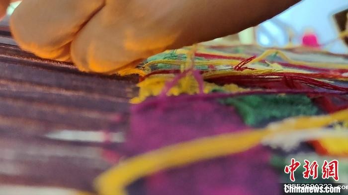 图为“织女”们用竹笼机织壮锦。 张广权 摄 图为“织女”们用竹笼机织壮锦。 张广权 摄