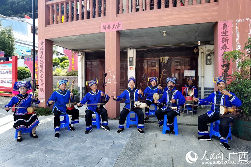 在龙邦镇护龙村,民间艺人表演广西非遗靖西壮族八音。人民网 覃心摄