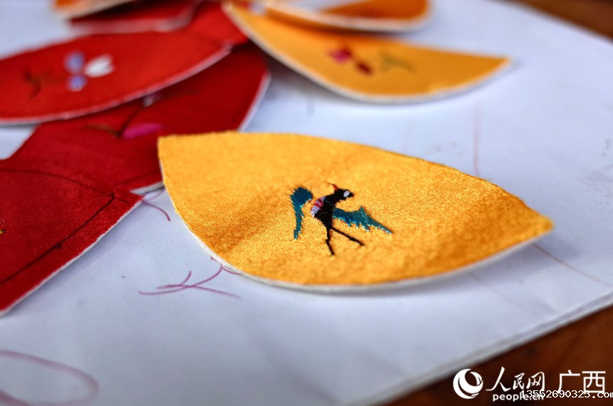 靖西旧州是中国绣球之乡,许多妇女都会制作绣球。人民网 覃心摄